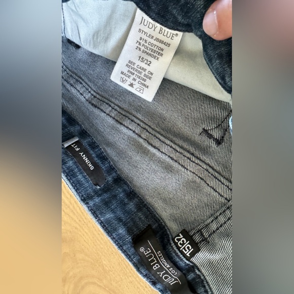 Judy Blue High Rise Skinny Tummy Control Jean with Distressed Hem size 15 / 32 - Picture 6 of 13